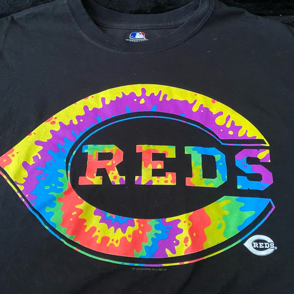 Rare MLB Cincinnati Reds official Size L Black Tee
